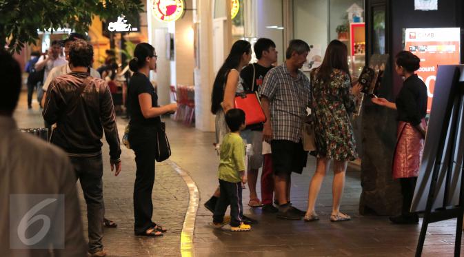 Sejumlah pengunjung tetap berbelanja dan beraktivitas seperti biasa di Mal Grand Indonesia, Jakarta, Jumat (15/1/2016). Pasca serangan teroris yang terjadi di Kawasan Thamrin tidak berdampak besar pada pusat perbelanjaan. (Liputan6.com/Angga Yuniar)