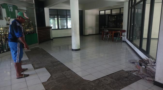 Kondisi lantai Mes Eri Irianto rusak parah karena lama tidak ditempati awak tim Persebaya Surabaya. (Bola.com/Zaidan Nazrul)