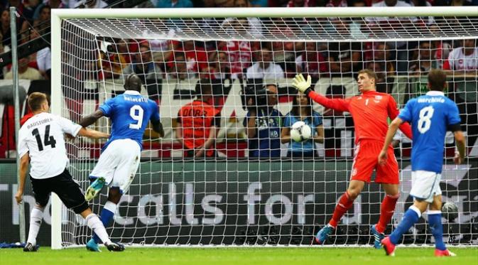 Striker tim nasional Italia, Mario Balotelli, saat mencetak gol ke gawang Jerman, pada semifinal Piala Eropa 2012, di National Stadium, 28 Juni 2012. (UEFA)