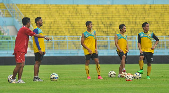 Pemain Arema seperti Hasim Kipuw, Beny Wahyudi, Gede Sukadana disiapkan jadi eksekutor penalti di laga leg kedua semifinal Piala Jenderal Sudirman kontra Mitra Kukar. (Bola.com/Kevin Setiawan) 