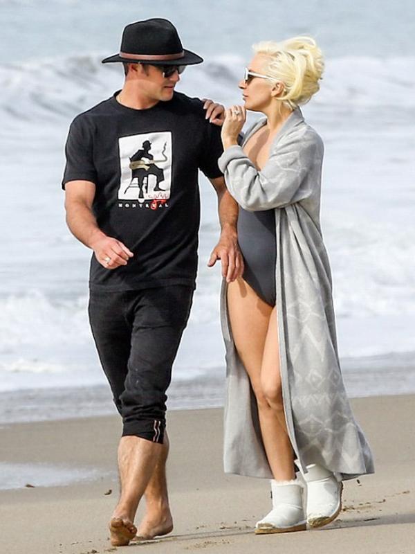 Lady Gaga dan Taylor Kinney (via dailymail.co.uk)