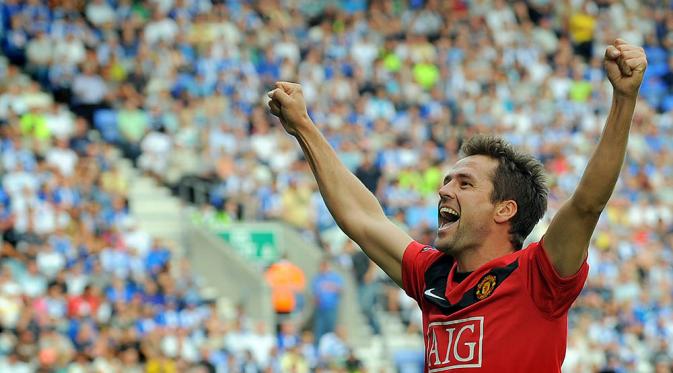 Michael Owen merupakan salah satu pemain yang pernah berseragam Liverpool dan juga MU. Striker berkebangsaan Inggris itu memulai karier di Liverpool dan sempat membela Setan Merah pada periode 2009-2012. (AFP/Paul Ellis)