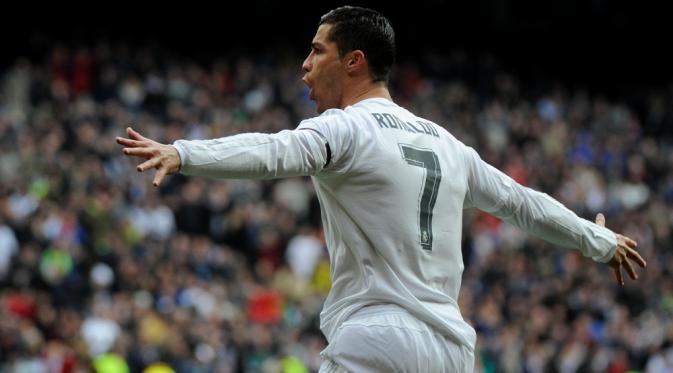 Bintang Real Madrid, Cristiano Ronaldo, usai mencetak gol ke gawang Sporting Gijon, pada laga lanjutan La Liga, di Santiago Bernabeu, Minggu (17/1/2016). (AFP/Pedro Armestre)