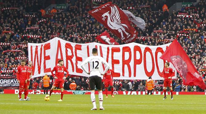 Suporter Liverpool selalu menyuguhkan pemandangan menarik saat tim kesayangan mereka bertemu Manchester United. (Reuters/Carl Recine)