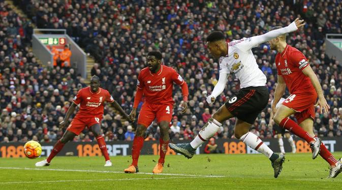 Wonderkid MU, Anthony Martial berusaha membobol gawang Liverpool pada laga Liga Premier Inggris di Stadion Anfield. Hasil ini merupakan kekalahan ketujuh bagi The Reds. (Reuters/Carl Recine)