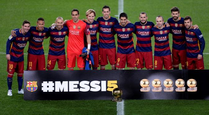 Para pemain Barcelona berpose untuk merayakan keberhasilan Lionel Messi (paling kiri) meraih FIFA Ballon d'Or 2015, di Stadion Camp Nou, Minggu (17/1/2016). (AFP/Josep Lago)
