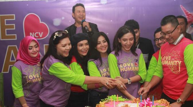 Cici Paramida, Eddies Adelia, Sony Tulung saat acara syukuran Love Humanity by NCV. (Ruswanto/Bintang.com))
