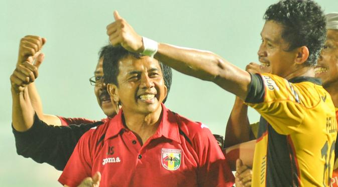 Pelatih Mitra Kukar, Jafri Sastra (kiri) merayakan kemenangan atas Arema Cronus bersama Rizki Pellu di Stadion Kanjuruhan, Kabupaten Malang, Minggu (17/1/2016). (Bola.com/Kevin Setiawan)