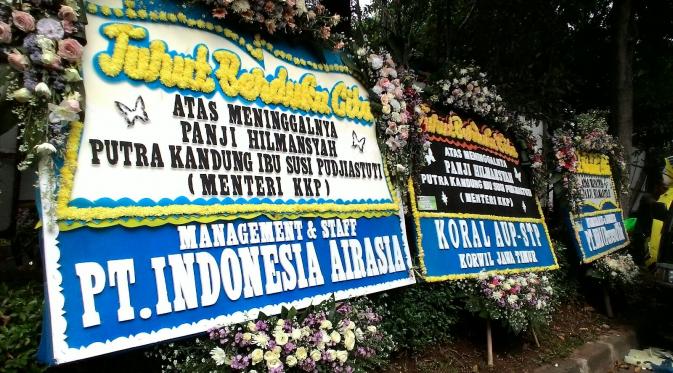 Karangan bunga untuk mendiang Panji Hilmansyah | via: Febriyani Frisca Rahmania/Bintang.com 