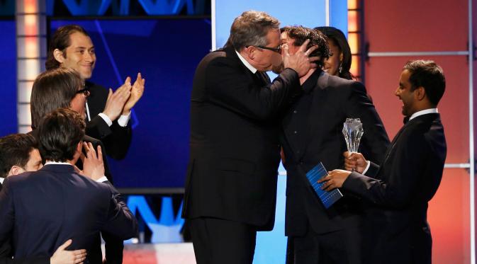 Christian Bale (kedua kanan) saat berciuman dengan Adam McKay diatas panggung Choice Critics ke-21 di Santa Monica , California, (17/1). Kejadian ini saat Adam McKay memenangkan komedi terbaik 