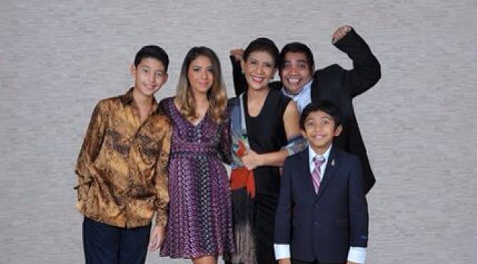 Menteri Susi Pudjiastuti berfoto bersama keluarga, termasuk di antaranya Panji Hilmansyah. (Dok. Keluarga)