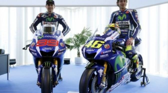 Valentino Rossi (kanan) dan Jorge Lorenzo berpose di atas motor baru Yamaha YZR-M1 untuk musim 2016 di Barcelona, Spanyol, Senin (18/1/2016).