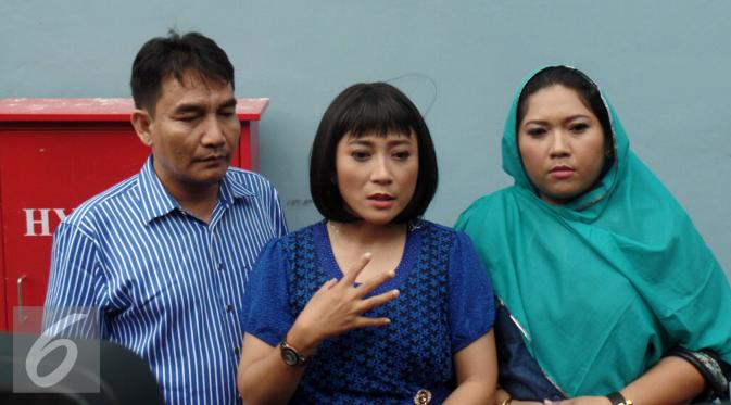 Kakak Krisna Murti, Dewi Purwati (tengah) bersama sang adik, Asih (berkerudung hijau) dan sang paman, Rudyanto. [Foto: Rizky Aditya Saputra/Liputan6.com]