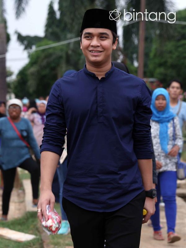 Foto Billy Syahputra di Makam Olga Syahputra (Nurwahyunan/bintang.com)