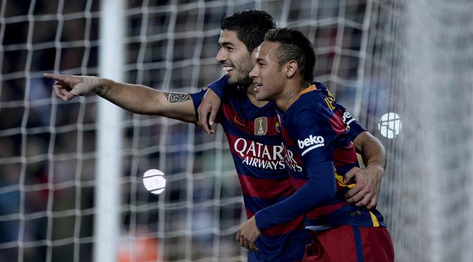 Dua bintang Barcelona, Luis Suarez dan Neymar, merayakan gol ke gawang Athletic Bilbao. Luis Suarez pada laga itu sukses mencetak hat-trick. (AFP/Josep Lago).