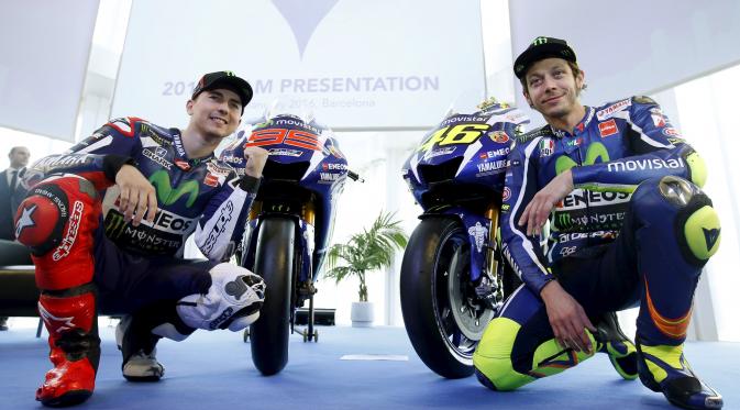 Rossi dan Lorenzo. (REUTERS / Albert Gea)