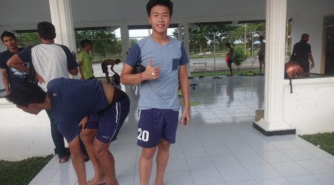 Pemain muda Surabaya United, Justin Stephen meluangkan waktunya untuk mengajari Evan Dimas bahasa Spanyol sebelum menjalani program khusus di Espanyol B. (Bola.com/Zaidan Nazarul)