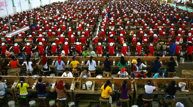 Ratusan buruh Indonesia bekerja di pabrik tembakau memproduksi rokok kretek di Malang Jawa Timur, (24/6/2010). (AFP/AMAN RAHMAN)