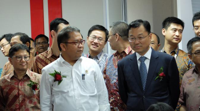 Menkominfo, Rudiantara bersama CEO Huawei Indonesia, Sheng Kai, saat peresmian Pusat Inovasi Kominfo-Huawei di kantor pusat Huawei Indonesia, di Jakarta, Selasa (19/1/2016). (Jeko Iqbal/Liputan6.com)