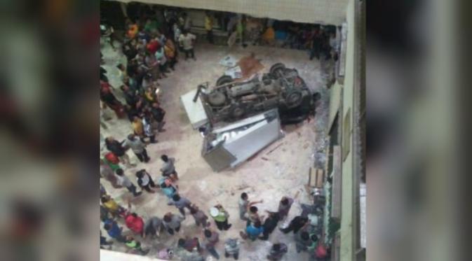 Mobil jatuh di Pasar Cipulir (foto: twitter TMC Polda Metro Jaya)