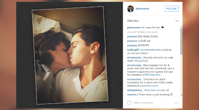 Jake menunggah fotonya mencium Danielle. (foto: Instagram/jaketaustin)