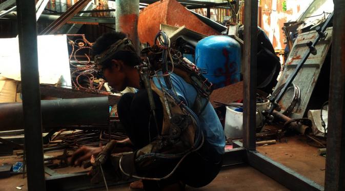 I Wayan Sumardana, tukang las dari Karangasem, Bali, yang mengubah dirinya menjadi manusia robot. (Liputan6.com/Dewi Divianta)