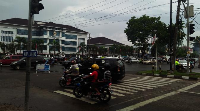 Lampu merah di sejumlah ruas jalan protokol di Kota Makassar, Sulawesi Selatan, tak menyala akibat padamnya listrik. (Liputan6.com/Eka Hakim)