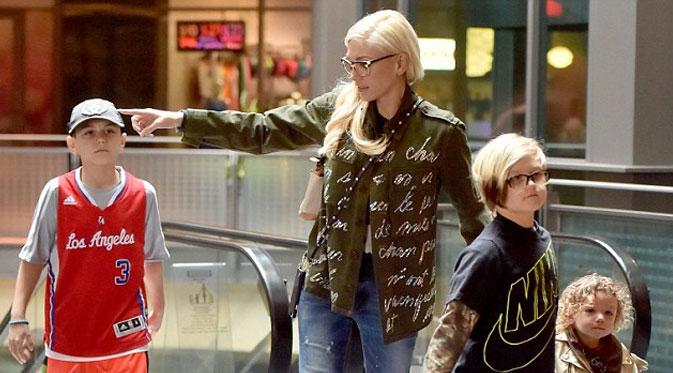 Gwen Stefani dan tiga putranya (via dailymail.co.uk)