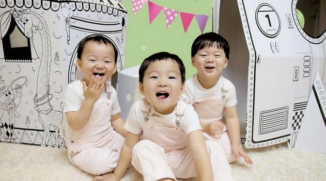 Menggemaskan! Simak lucunya Daehan Minguk Manse saat rekaman di markas YG Entertainment yuk.