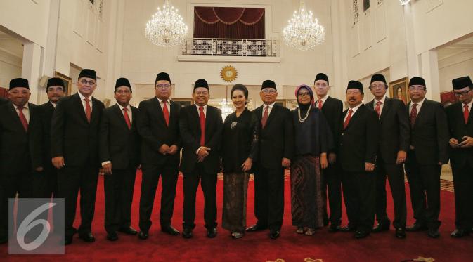 Anggota KEIN, Eddy Sariaatmadja (kelima kanan) berfoto bersama dengan Ketua dan jajaran pengurus KEIN usai pelantikan di Istana Negara, Jakarta, Rabu (20/1/2016). (Liputan6.com/Faizal Fanani)