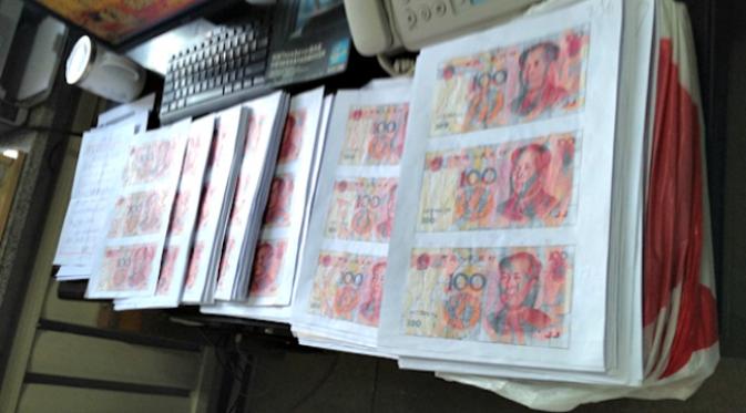 Karena muak dengan kecintaan manusia pada uang, seorang ayah mencoba memusnahkan uang hasil penjualan rumahnya. (Sumber Sina via Shanghaiist.com)