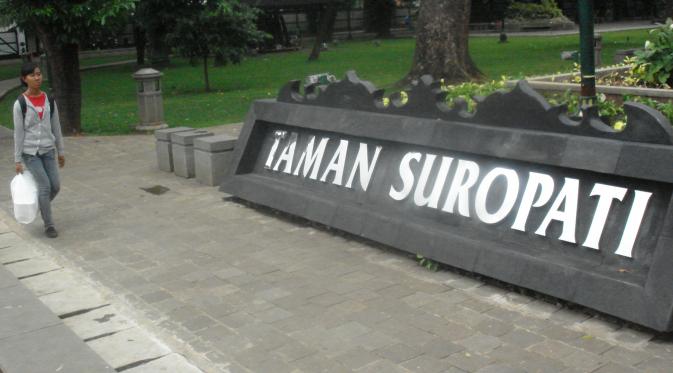  Taman Suropati di Jakarta | via: upload.wikimedia.org