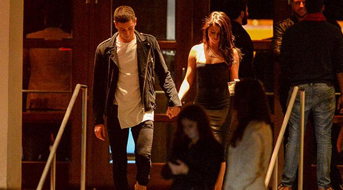 Selena Gomez dan Samuel Krost meninggalkan SLS Hotel di Beverly Hills, California.(via etonline.com)