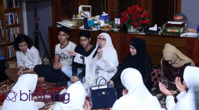 Al, El dan Dul mengikuti syukuran di kediaman Maia Estianty, kawasan Pejaten, Jakarta Selatan, Selasa (19/1/2016). (Nurwahyunan/Bintang.com)