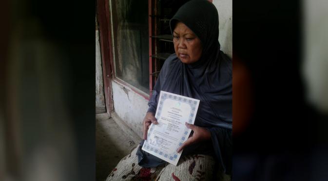 Ibunda Ahmad Muhazan alias Azan terduga pelaku teror Jakarta, Maemunah. (Liputan6.com/Panji Prayitno)