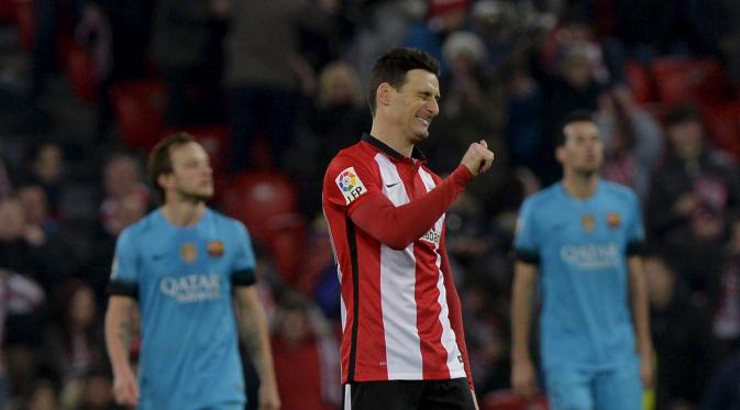 Striker Athletic Bilbao Aritz Aduriz merayakan gol ke gawang Barcelona pada leg pertama perempat final Copa del Rey, Kamis (21/1/2016). (Liputan6.com/REUTERS/Vincent West))