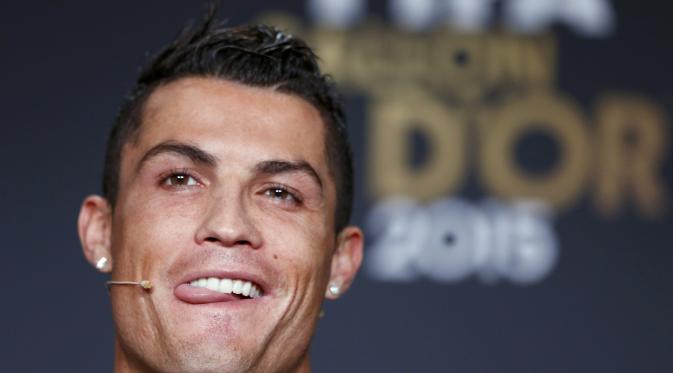 Cristiano Ronaldo tersenyum saat malam Gala Ballon d'Or, 11 Januari 2016 lalu. (Reuters/Arnd Wiegmann)
