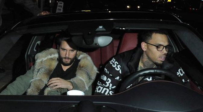 Scott Disick dan Chris Brown (via mirror.co.uk)