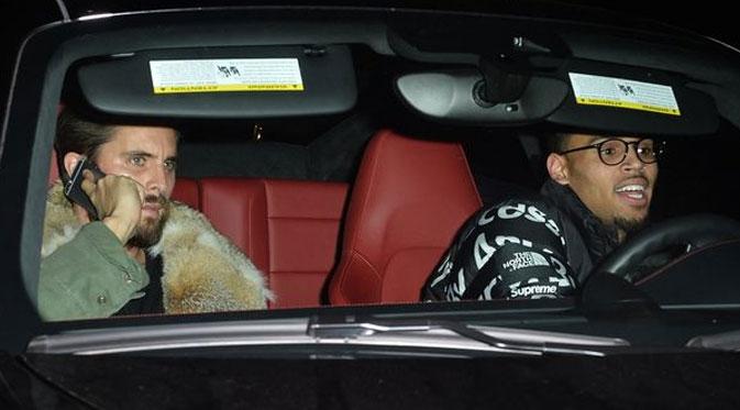 Scott Disick dan Chris Brown (via mirror.co.uk)