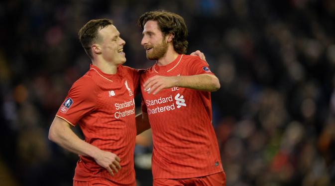 Pemain Liverpool, Joe Allen (kanan) merayakan golnya bersama Brad Smith  pada laga piala FA putaran ketiga di Stadion, Anfield, Liverpool, Kamis (21/01/20160 dini hari WIB. (AFP /Paul Ellis)