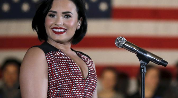 Eksperesi Demi Lovato saat menghadiri kampanye calon presiden AS dari Partai Demokrat Hillary Clinton di Iowa City, USA, (21/1). Hillary menjadi satu-satunya perempuan yang mencalonkan diri menjadi Presiden AS. (REUTERS/Jim Muda)