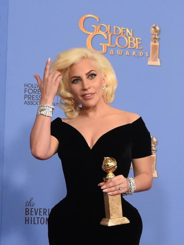 Lady Gaga buat penonton Super Bowl merinding (Bintang/EPA)