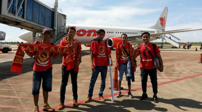 Awayday suporter Semen Padang ke Jakarta dalam partai final Piala Jenderal Sudirman antara Semen Padang melawan Mitra Kukar (Facebook).