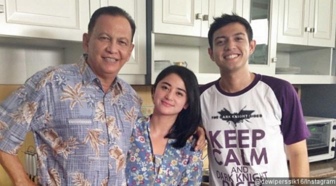Dewi Perssik bersama Roy Marten dan Rifky Balweel. foto: Instagram