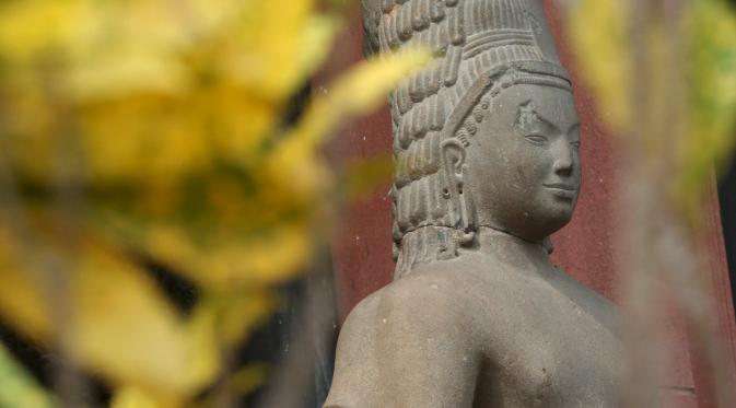 Kepala patung dewa Hindu dari abad ke-7 yang sudah disambung ke tubuhnya di Museum Nasional Kamboja, Kamis (21/1). Prancis mengembalikan kepala patung dewa yang disebut Harihara itu setelah diambil lebih dari 130 tahun yang lalu. (REUTERS/Samrang Pring)