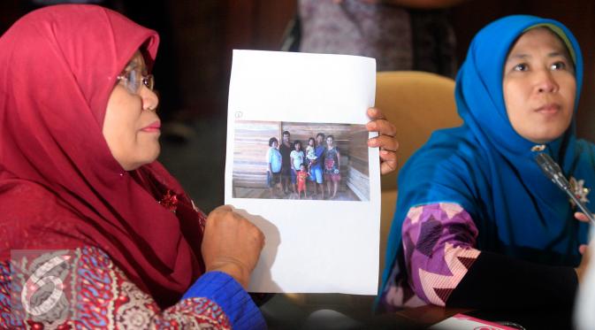 Seorang anggota keluarga korban Gerakan Fajar Nusantara (Gafatar) menunjukan foto keluarganya yang hilang saat audiensi dengan anggota DPRD DIY di gedung DPRD (22/1). (Liputan6.com/Boy Harjanto)