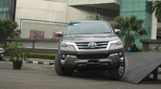 Wakil Presiden Direktur PT Toyota-Astra Motor, Henry Tanoto memprediksi, Fortuner VRZ 2,4 A/T yang dipatok Rp 494 juta jadi yang terlaris.