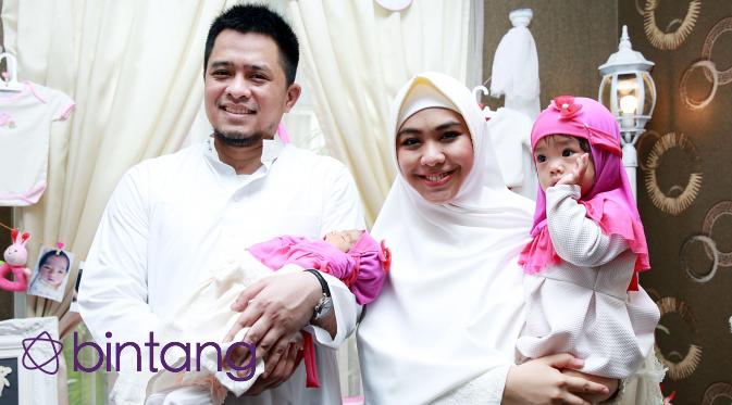 Oki Setiana Dewi dan keluarga. (Deki Prayoga/bintang.com)