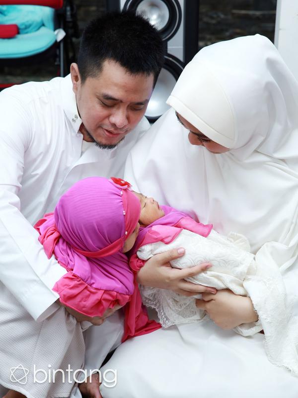 Oki Setiana Dewi dan Ory Vitrio menyambut kehadiran sang jabang bayi dengan syukur. (Deki Prayoga/bintang.com)