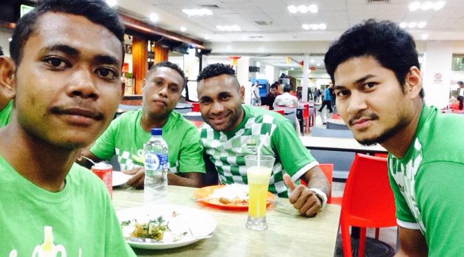 Titus Bonai dan Abdulrahman, melayani permintaan foto bareng penggemar sepak bola Timor Leste. (Facebook)